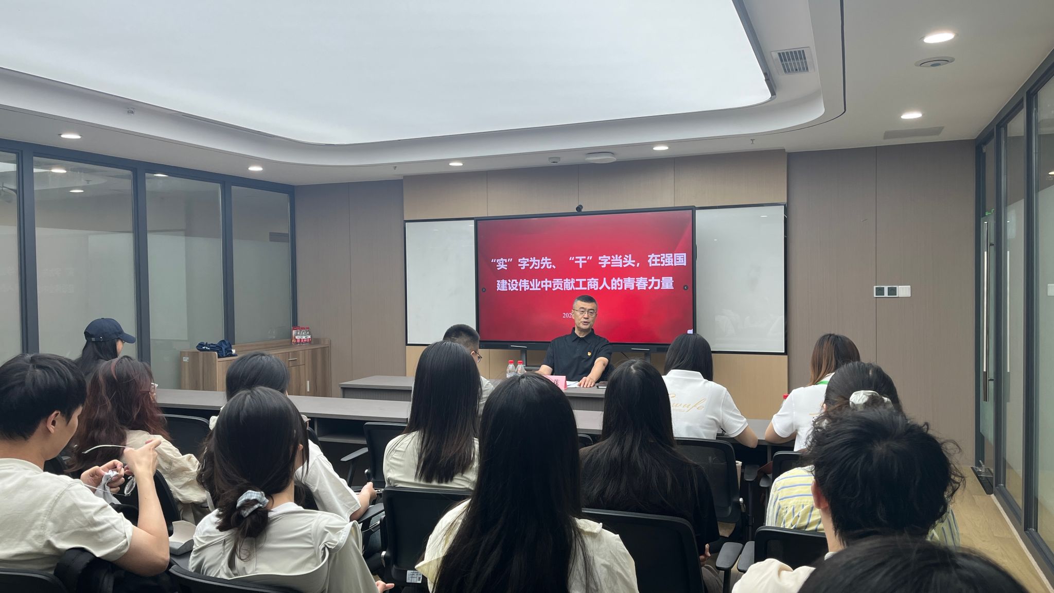 公司党委书记郑茂为毕业生党员讲授专题党课