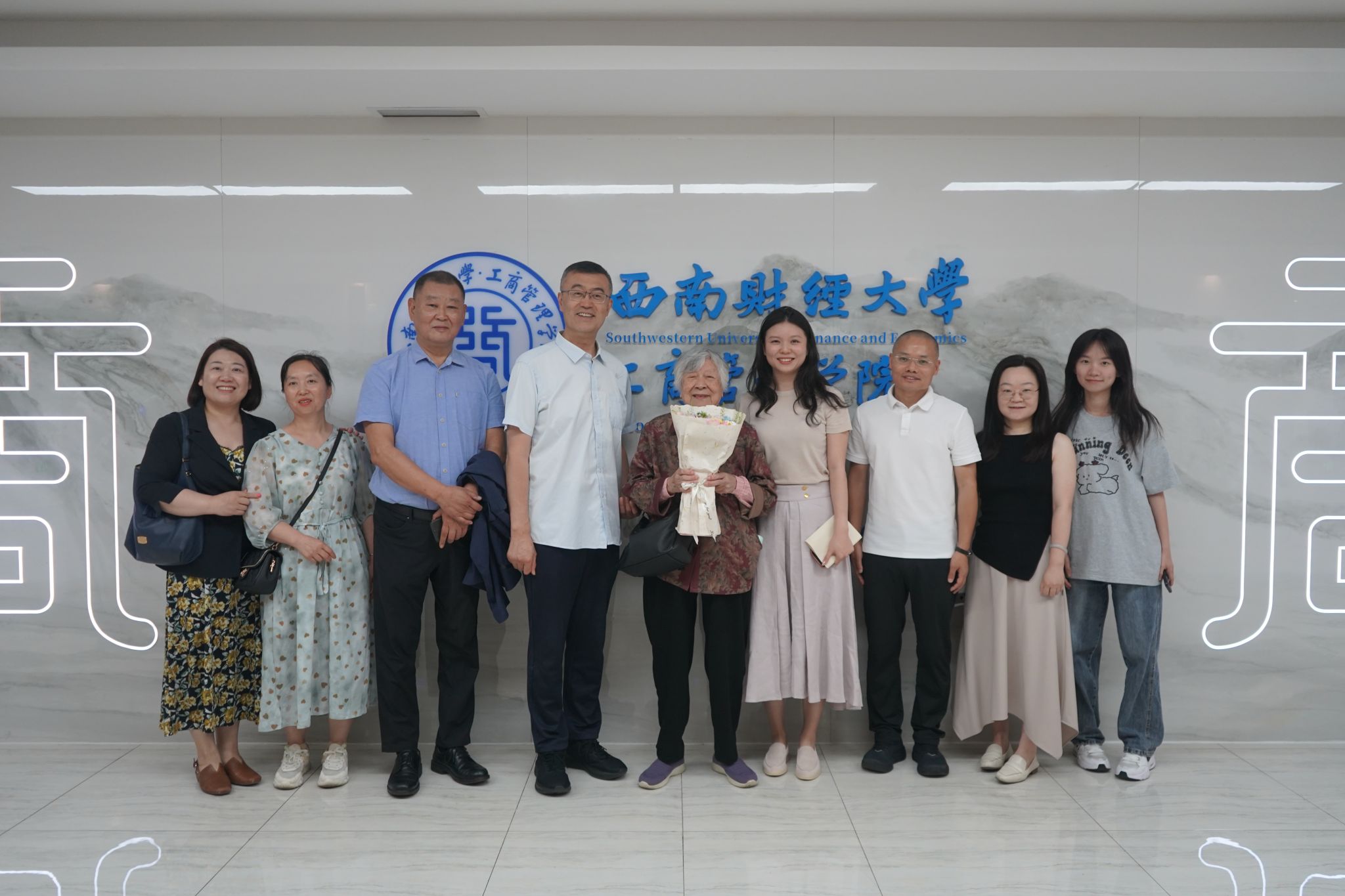 公司97岁员工祝自莹返校贺母校建校101周年